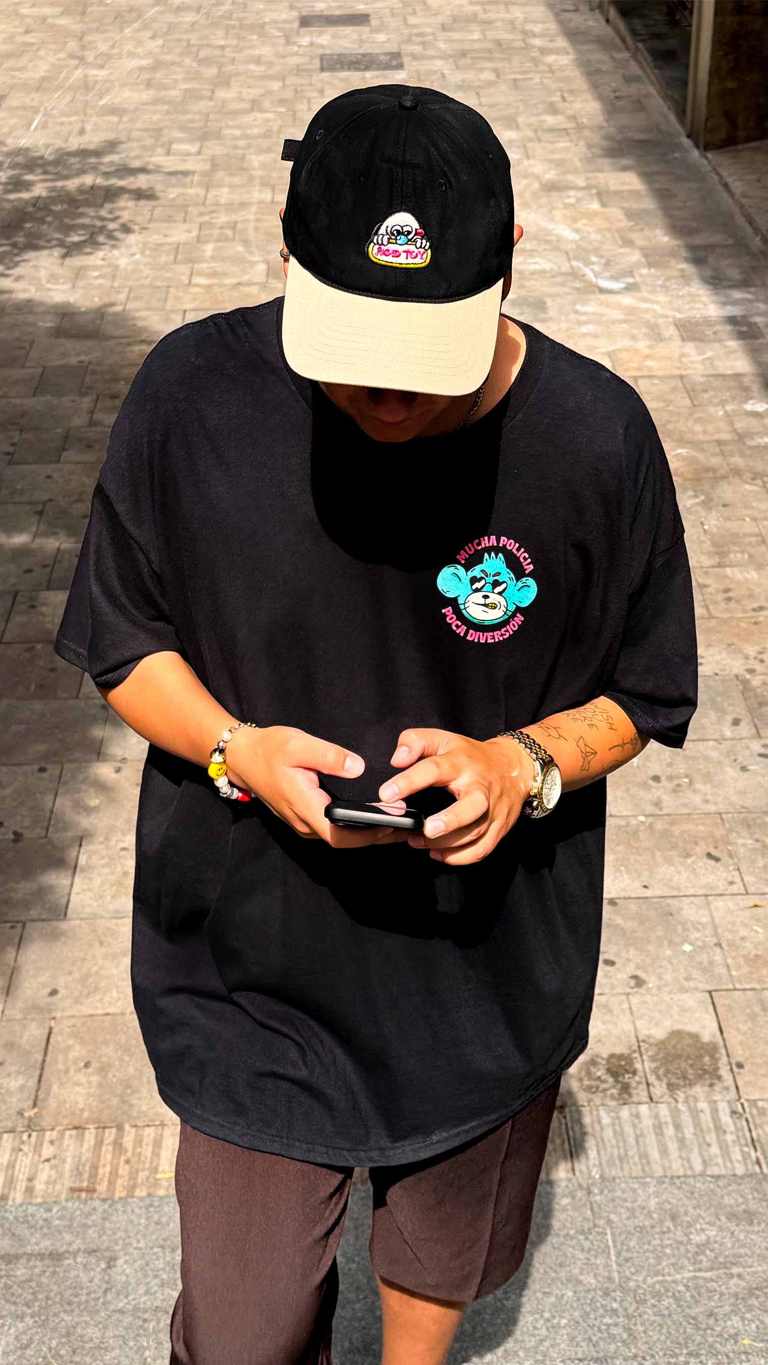 Camiseta Negra Mucha Policía poca Diversión