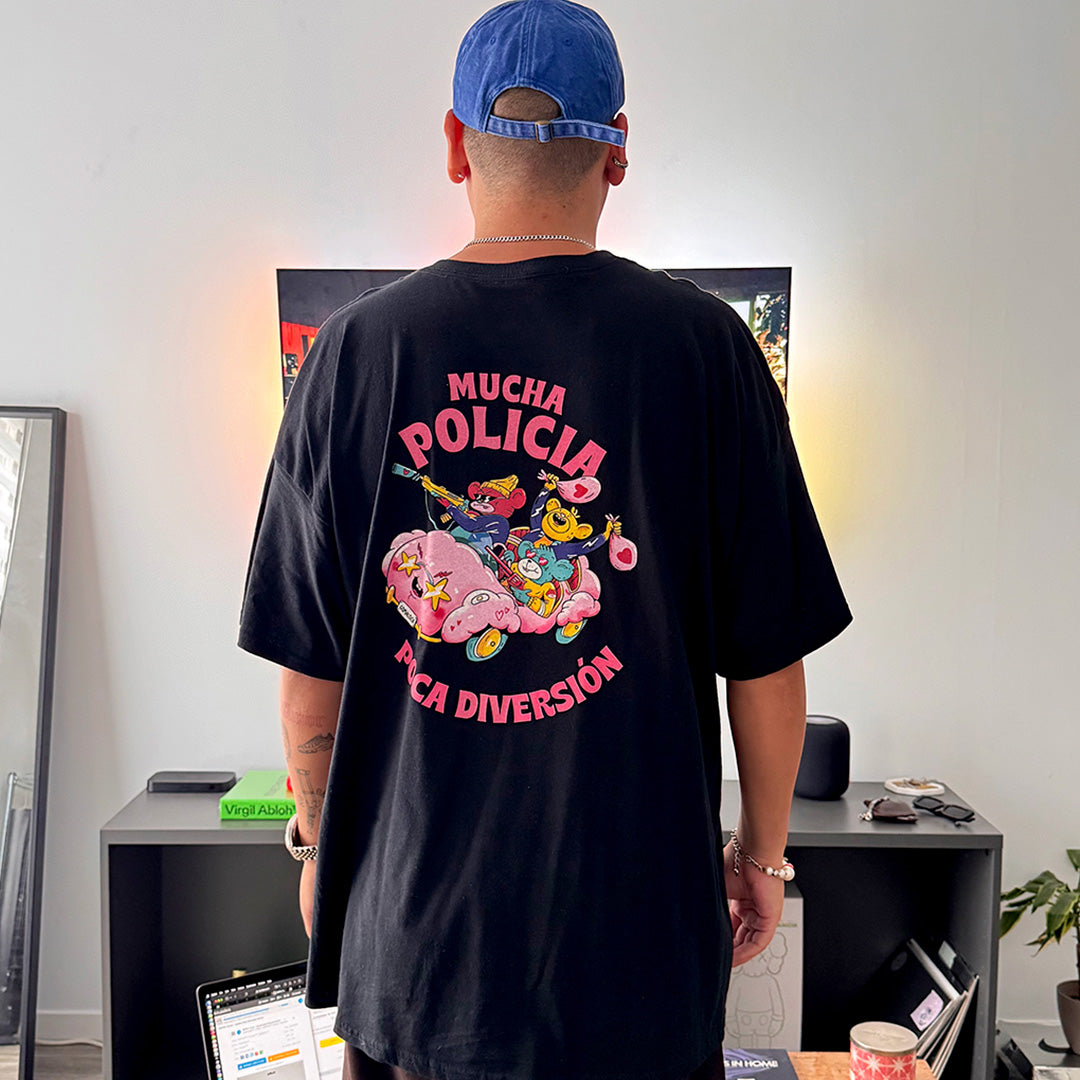 Camiseta Negra Mucha Policía poca Diversión