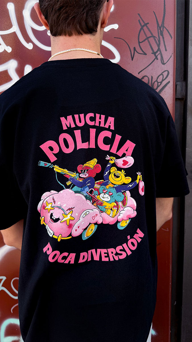 Camiseta Negra Mucha Policía poca Diversión