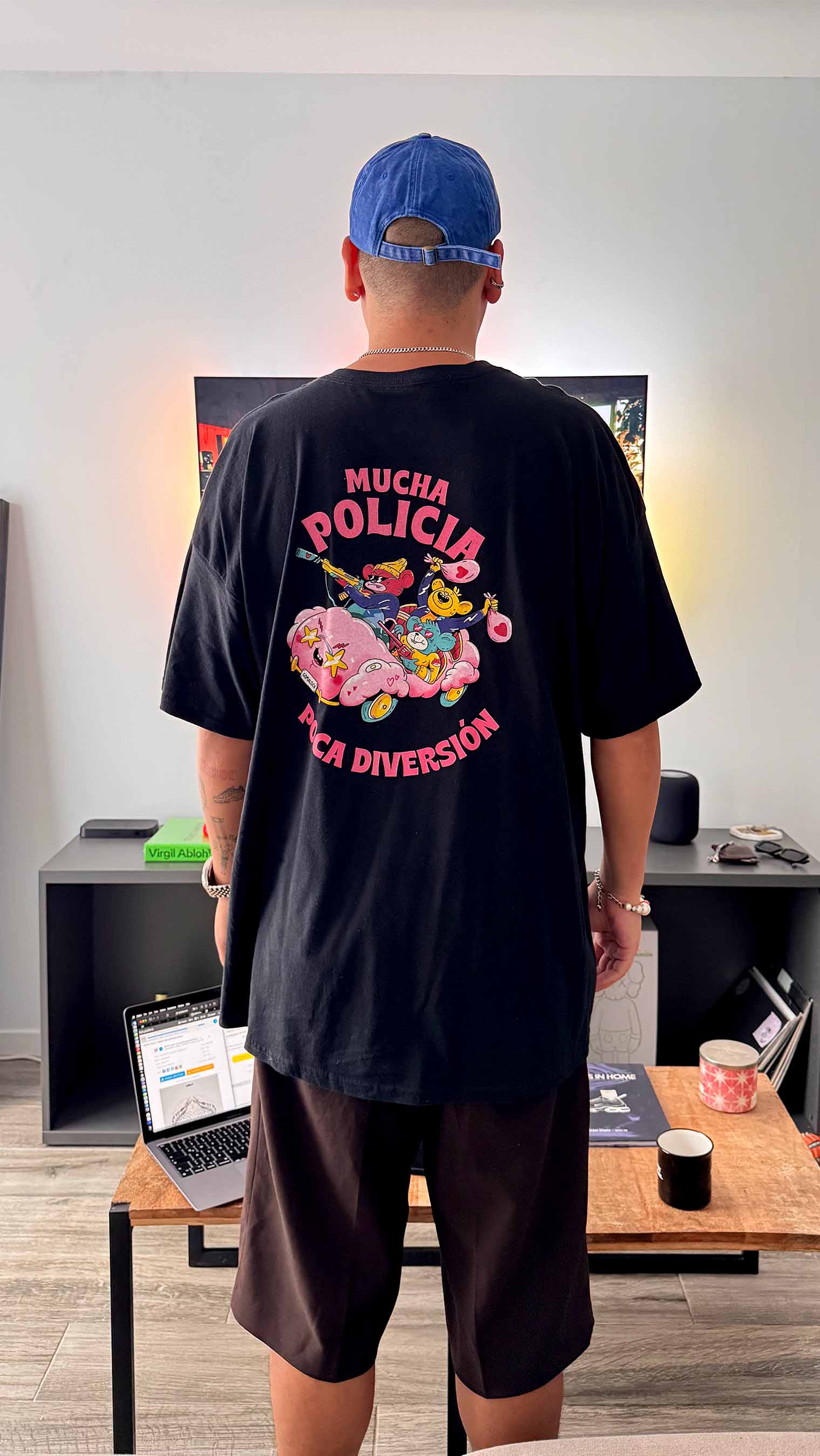 Camiseta Negra Mucha Policía poca Diversión